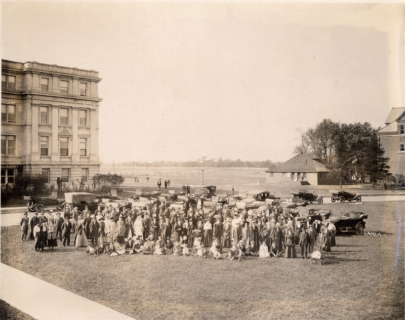 A photograph taken of Green Company on their Excursion Day at Iowa State College (University) in 1915.