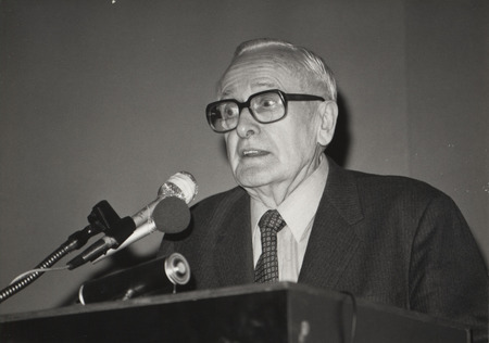 Photograph of Governor Bill Egan at the great Alaska earthquake remembrance banquet, March 27, 1984