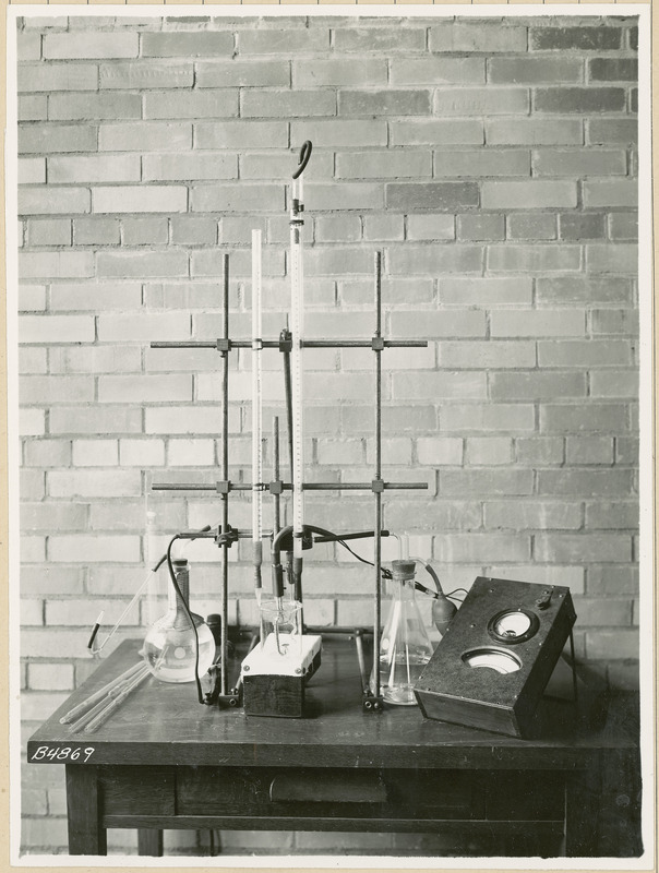 On a table an Erlenmeyer bulb and flask containing liquids are being measured.