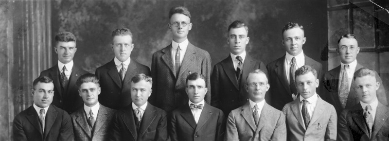 Faculty and students in the Botany Dept. are posing for a photograph. They are front row (left to right): Baker, H.H. Plagge, I.E. Melhus, Nelson, E.D. Ball, man unknown, man unknown ; back row (left to right): Thomas, man unknown, Thom, man unknown, man unknown, Cooper, Rhodes.