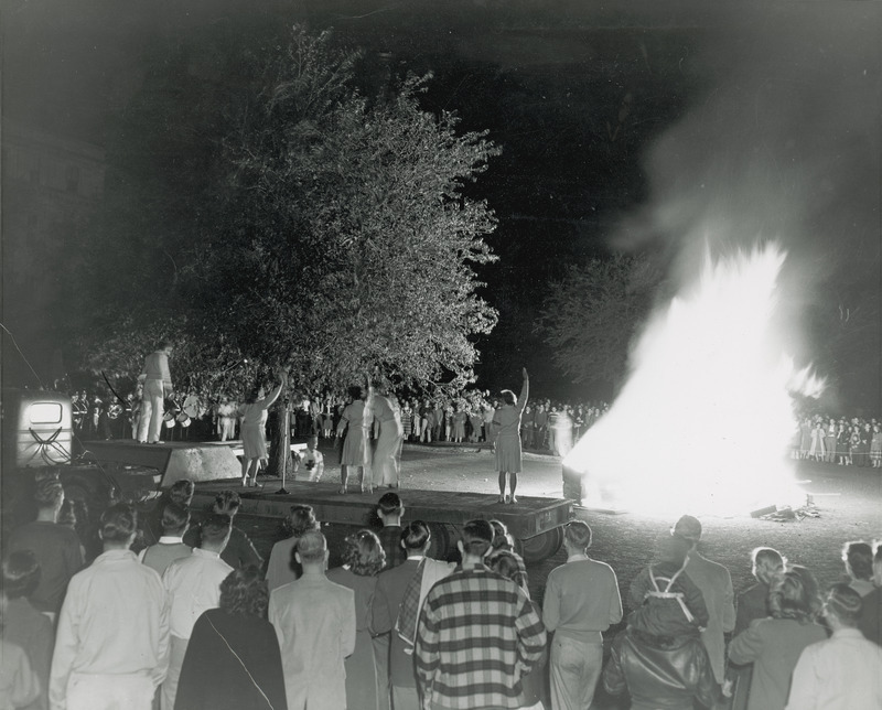 Students are gathered around a bonfire at the Homecoming Pep Rally, 1948.