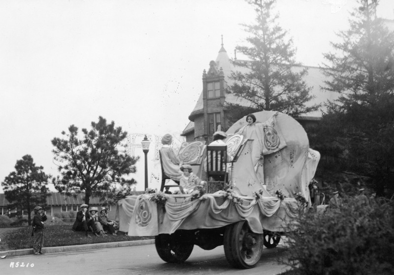 A 1923 VEISHEA float from the Department of Applied Art. See photograph 1722-2-4 for another view of the same float.