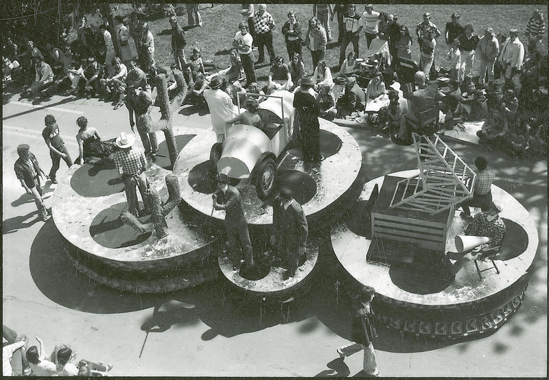 A 1976 VEISHEA float from Phi Delta Theta fraternity celebrating Hollywood and the movies.