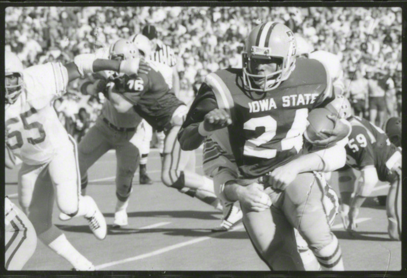 Dexter Green running with football in matchup against Kansas State University, November 4, 1978.