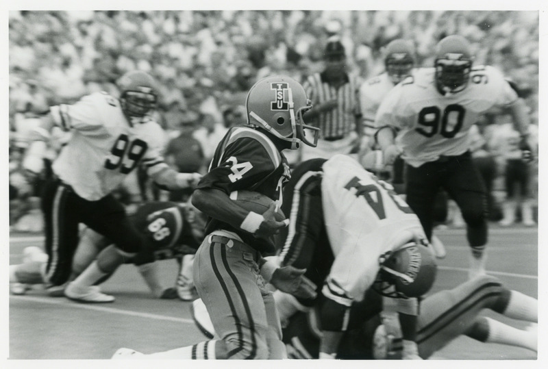 Dexter Green running with football in 1978 game against the San Diego State Aztecs.