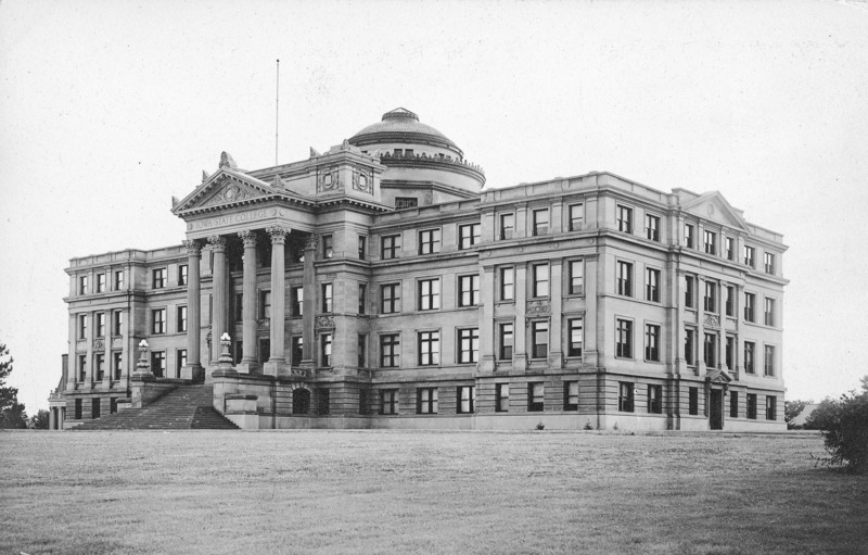 The front (east) of Beardshear Hall soon after completion.