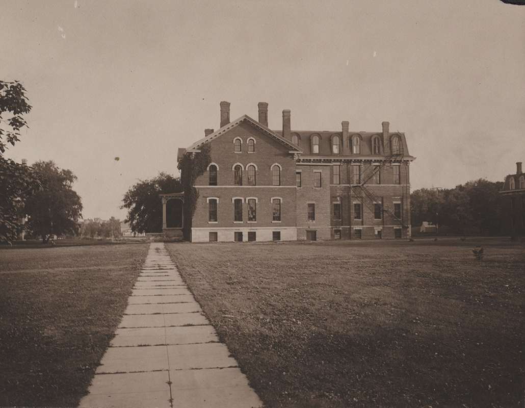 Photograph of the Chemical and Physical Laboratory in 1909. The photograph depicts the side of the hall, with any chimneys visible. A fire escape can also be seen the far right of the building.