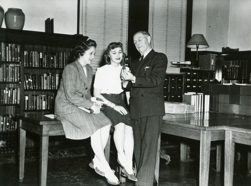 Iowa State College students Virginia Smith (left), West Liberty, and Electa Groszkruger, Belle Plaine. examine the famous "counterfeit" corn ear. Smith is a home economics senior, and Miss Groszkruger a sophomore in home economics education.