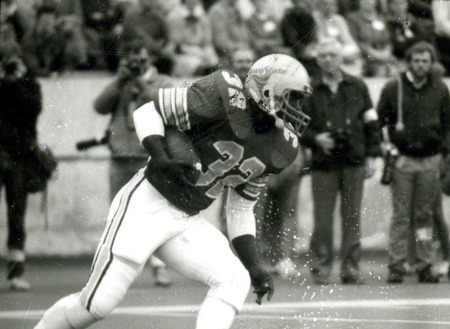 ISU football player 32 runs with the ball at the Homecoming Game, 1985.