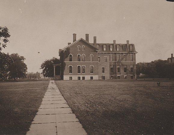 Photograph of the Chemical and Physical Laboratory in 1909. The photograph depicts the side of the hall, with any chimneys visible. A fire escape can also be seen the far right of the building.