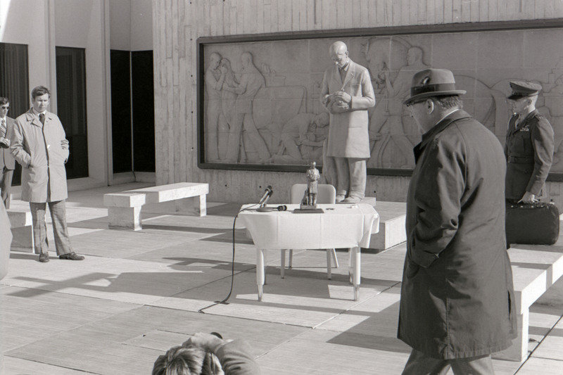 Photograph of President Gerald Ford's visit to the Iowa State University College of Veterinary Medicine building