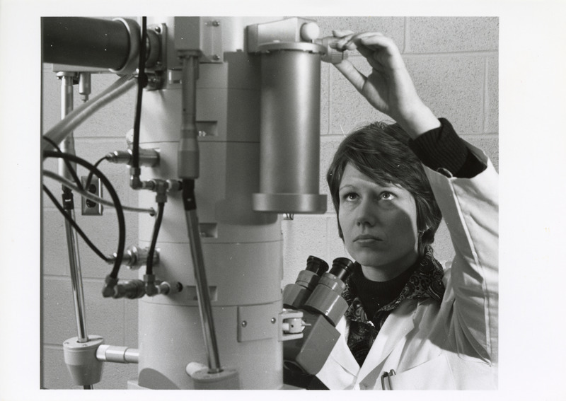 Photograph of Jane Fagerland using the transmission electron microscope in the Department of Pathology