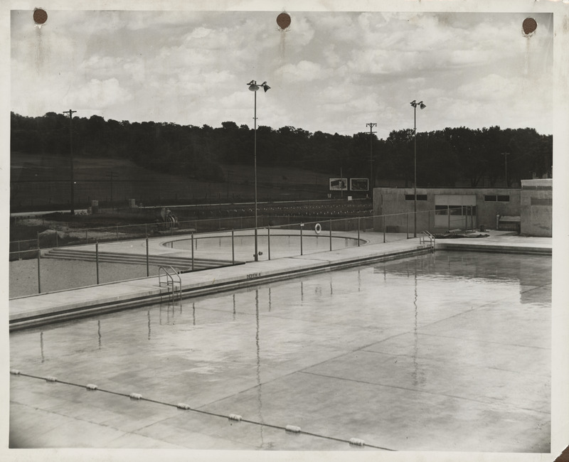 Photograph of the pool and wading area at the municipal swimming pool in Decorah