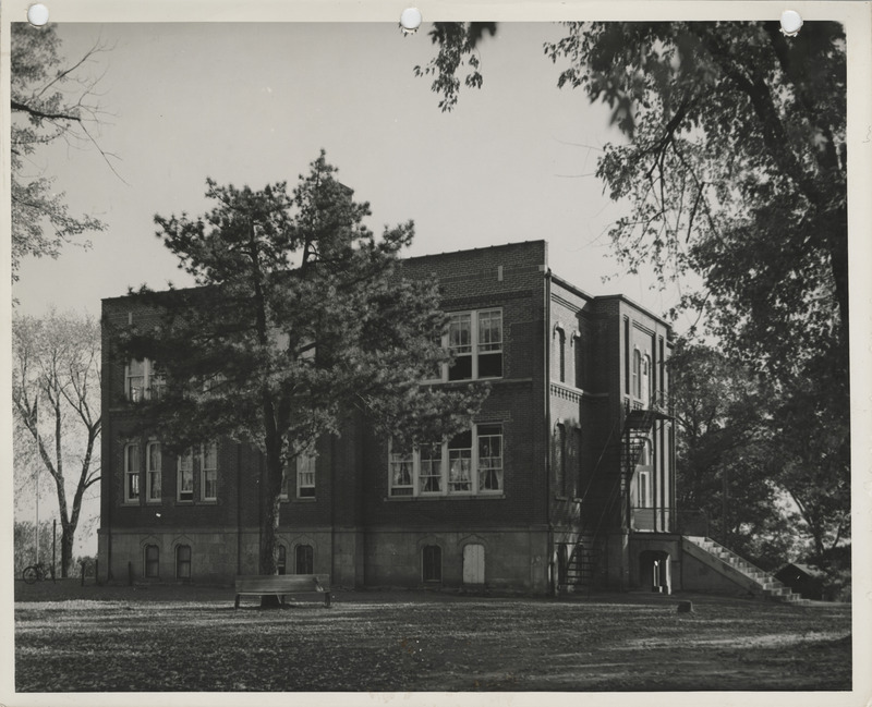 Photograph of a grade school in Columbus Junction