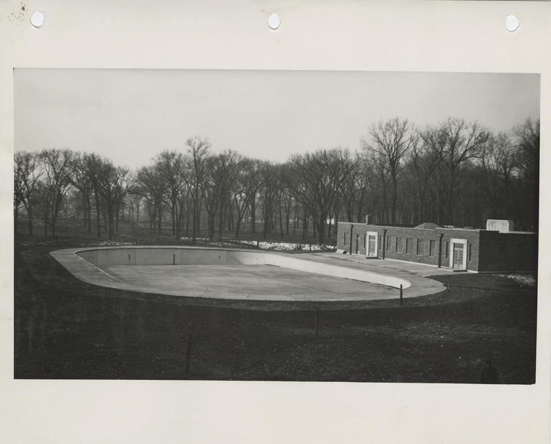 Photograph of the pool and bathhouse at Riverview Park in Marshalltown