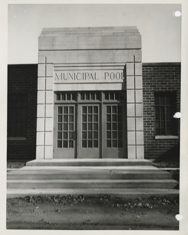 Photograph of the entrance to the municipal pool at Riverview Park in Marshalltown