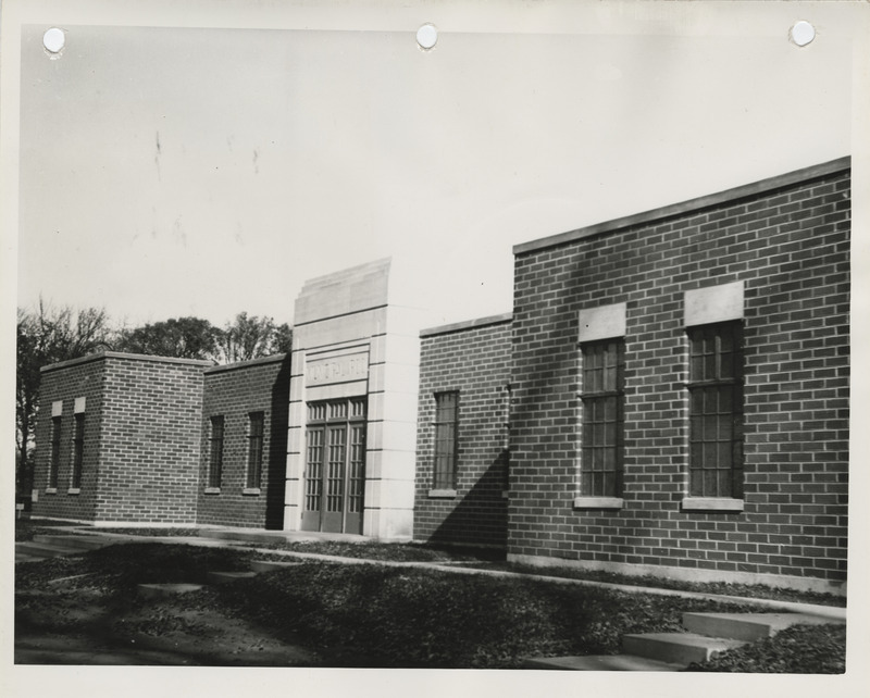 Photograph of the bathhouse at Riverview Park in Marshalltown