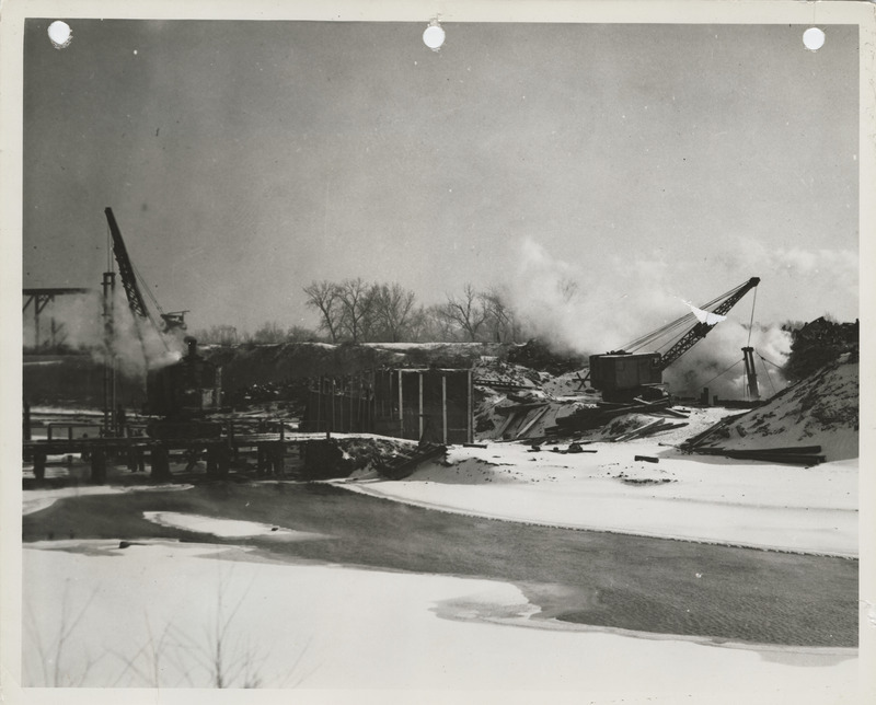 Photograph of the construction of a bridge in Des Moines