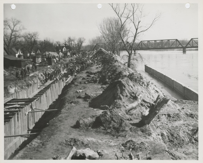 Photograph of people constructing an outfall sewer in Des Moines