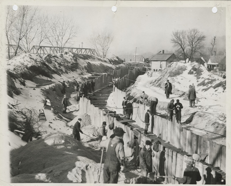 Photograph of people constructing an outfall sewer by the SE 6th St. bridge in Des Moines