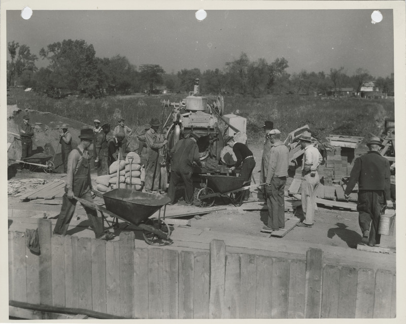 Photograph of people constructing sewers in Des Moines