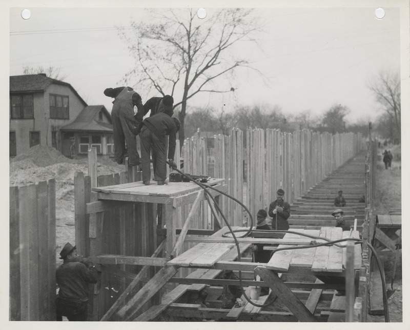 Photograph of people constructing an outfall sewer at SE 16th and Railroad Ave. in Des Moines