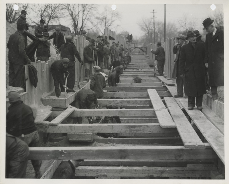 Photograph of people constructing an outfall sewer at SE 16th and Railroad Ave. in Des Moines