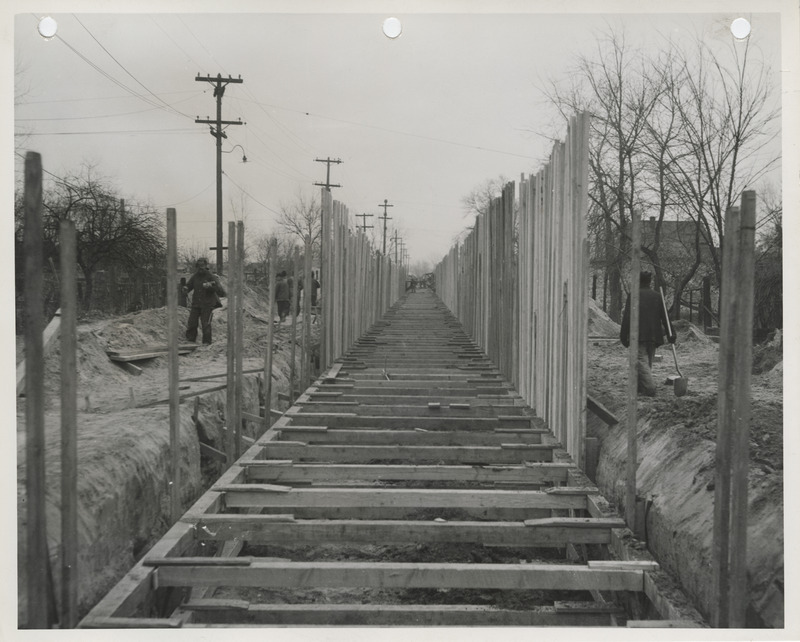 Photograph of the construction of an outfall sewer at SE 14th St. in Des Moines