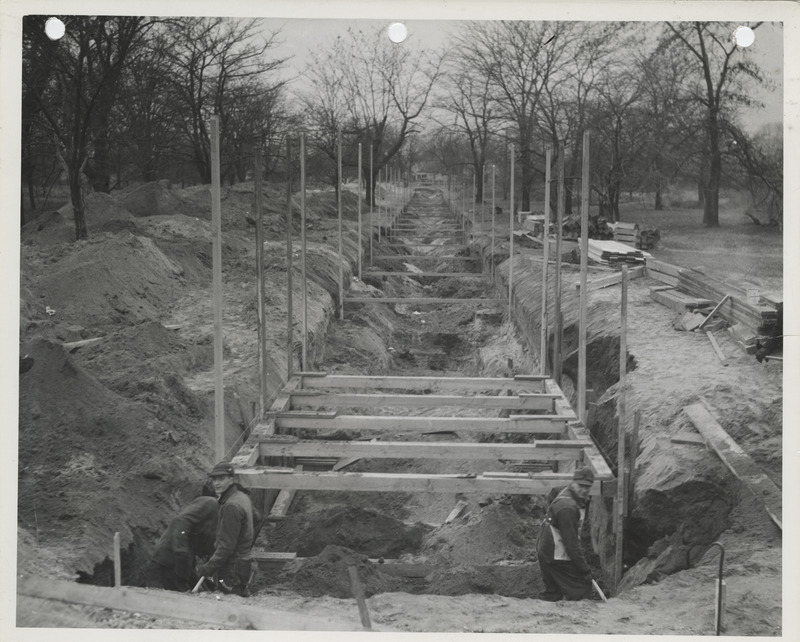 Photograph of people constructing an outfall sewer at SE 14th St. in Des Moines
