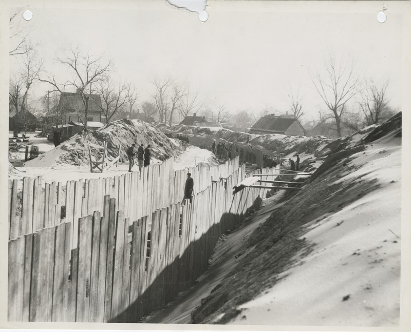 Photograph of people constructing an outfall sewer between SE 7th and 6th St. in Des Moines