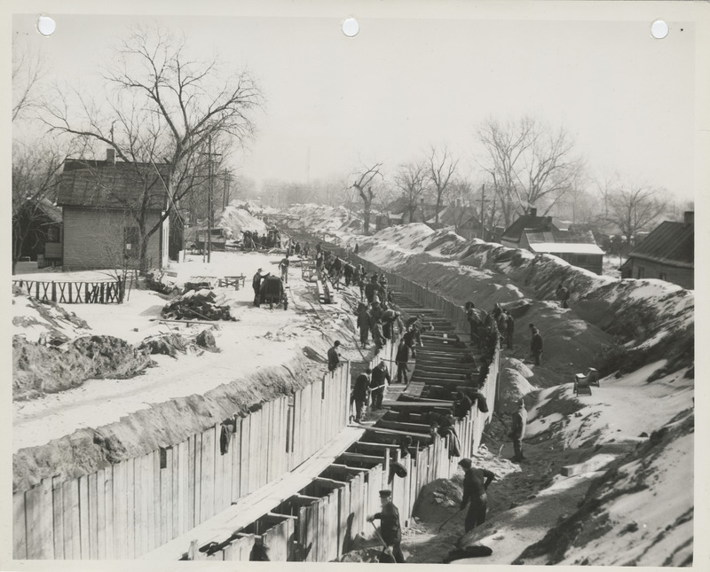 Photograph of people constructing an outfall sewer at SE 7th St. in Des Moines