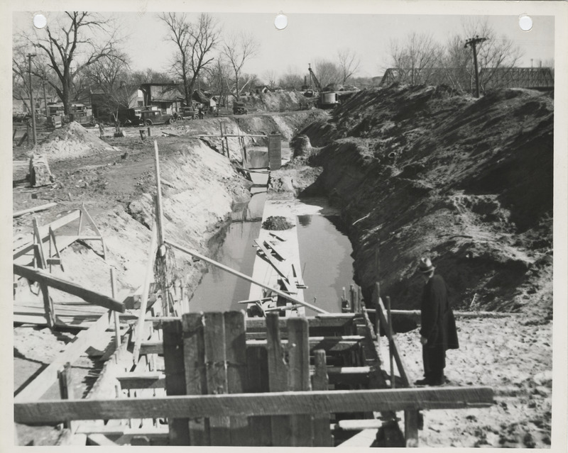 Photograph of the construction of an outfall sewer in Des Moines