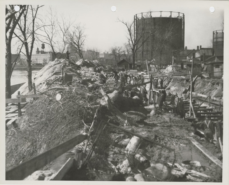 Photograph of people constructing an outfall sewer in Des Moines