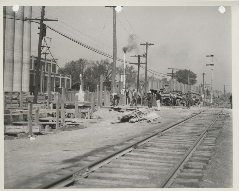 Photograph of people constructing a sewer at E 20th and Capitol in Des Moines