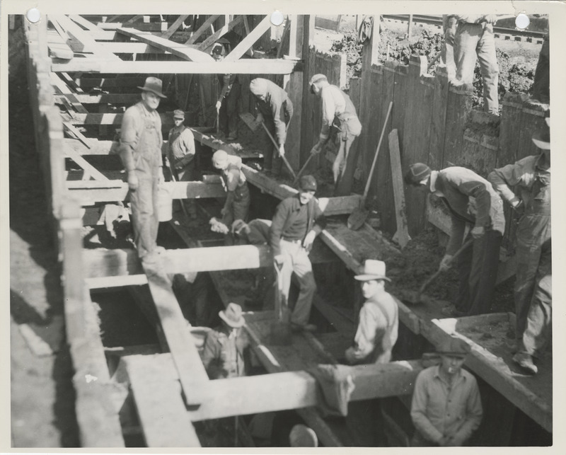 Photograph of people excavating for a sewer at E 20th and Capitol in Des Moines
