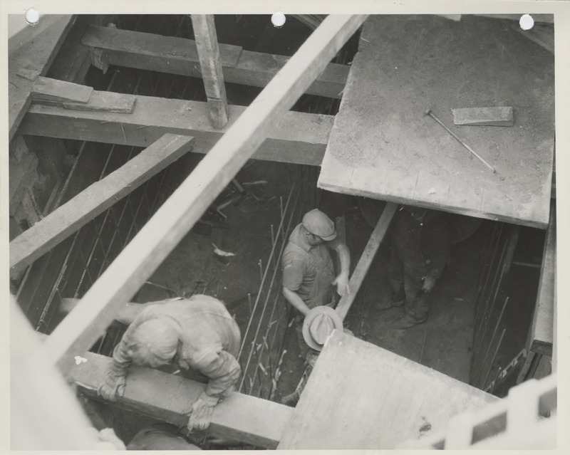 Photograph of people excavating for a sewer at E 20th and Capitol in Des Moines