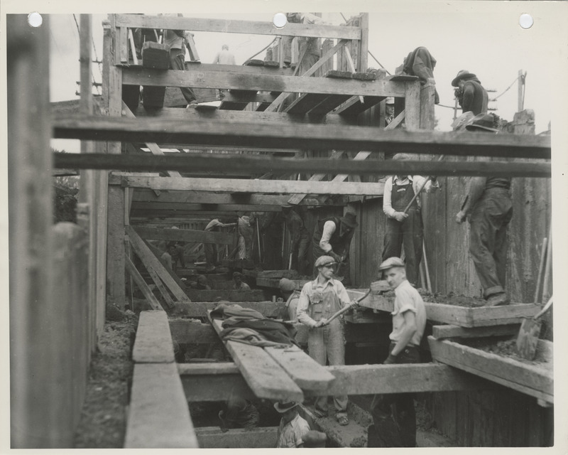 Photograph of people excavating for a sewer at E 20th and Capitol in Des Moines