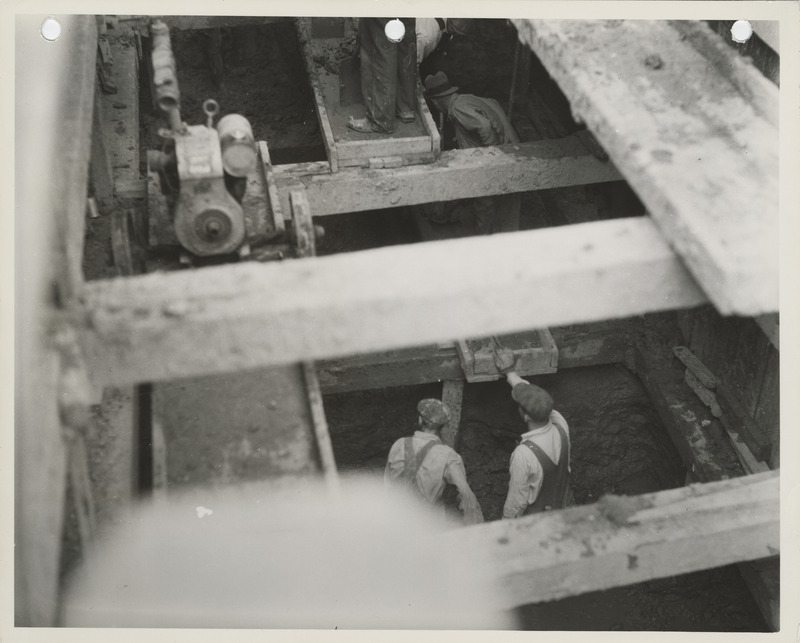Photograph of people excavating for a sewer at E 20th and Capitol in Des Moines