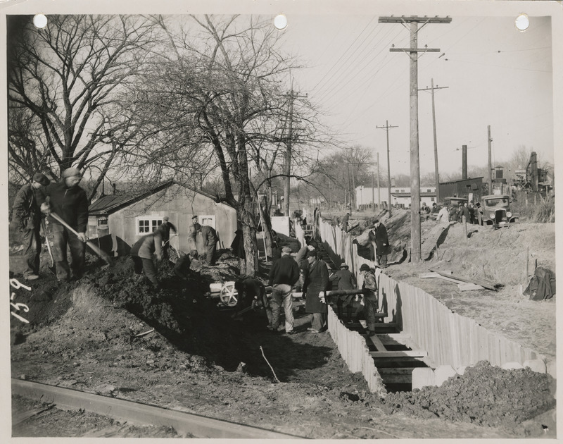 Photograph of people constructing a sewer at 2nd and New York in Des Moines