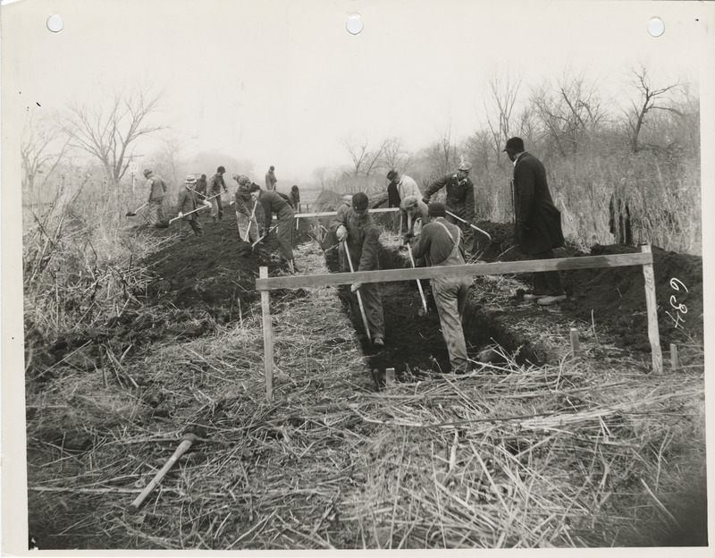 Photograph of people constructing a sewer at SW 30th and the CB&Q Railroad tracks in Des Moines