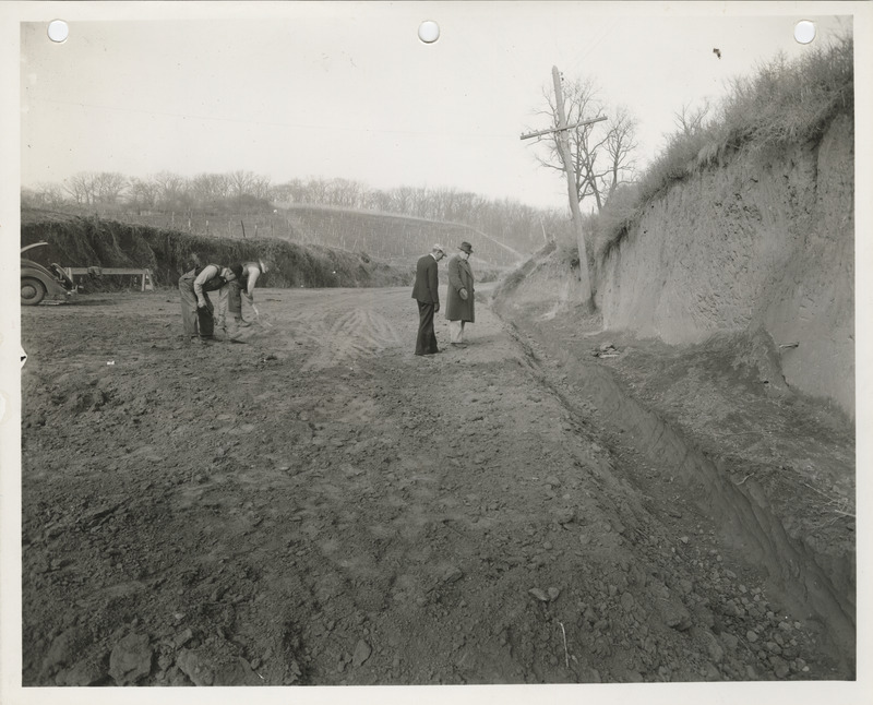 Photograph of people grading Lincoln Avenue in Council Bluffs