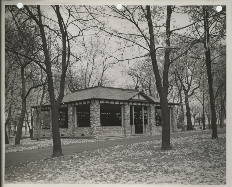 Photograph of a shelter house at Rand Park in Keokuk