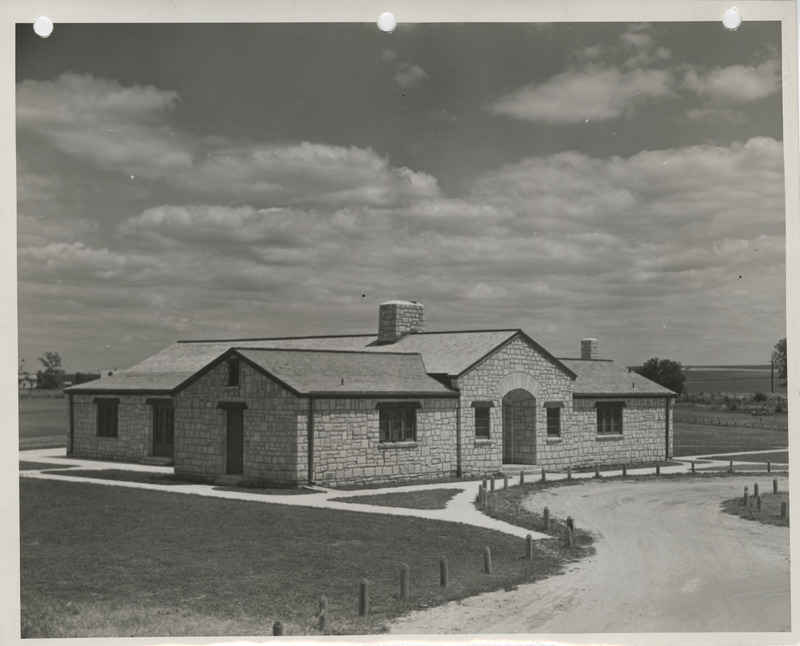 Photograph of a cabin and shelter house at a city park in Le Mars