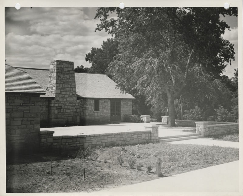 Photograph of a building at a city park in Le Mars