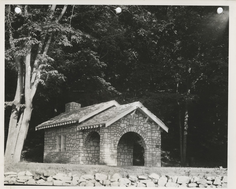 Photograph of a cabin and shelter house at Crawford Park in Fort Dodge