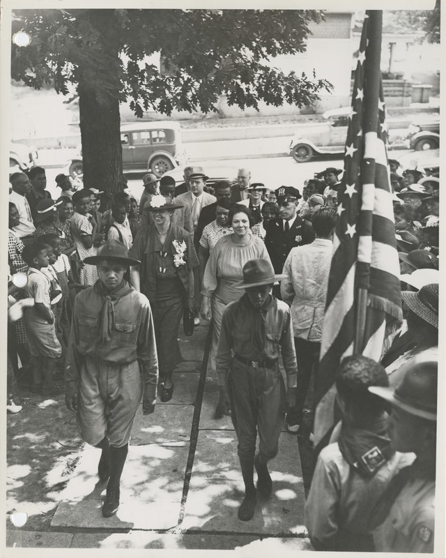 Photograph of Eleanor Roosevelt arriving at the community center at 15th and Crocker in Des Moines