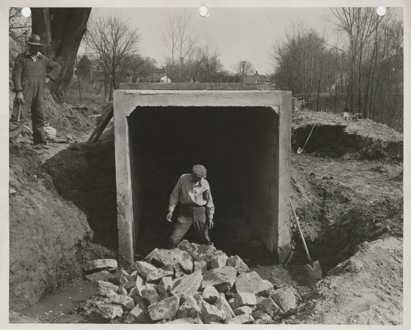 Photograph of people constructing a storm sewer in Muscatine