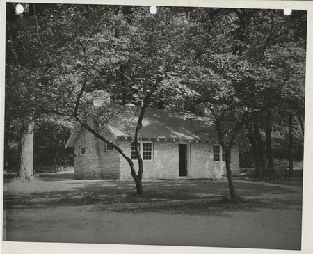 Photograph of the cabin at Crawford Park in Fort Dodge