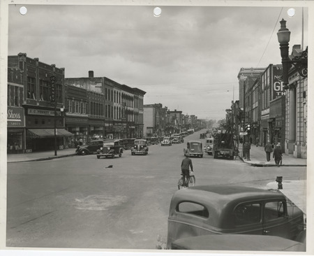Photograph of a streetscape in Keokuk