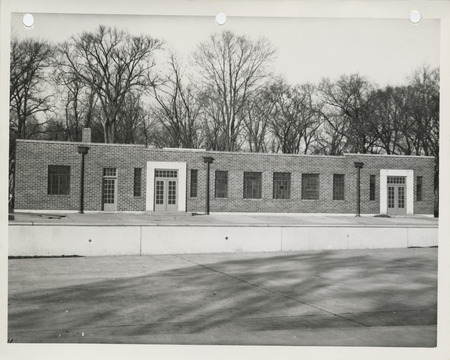 Photograph of the bathhouse and pool at Riverview Park in Marshalltown